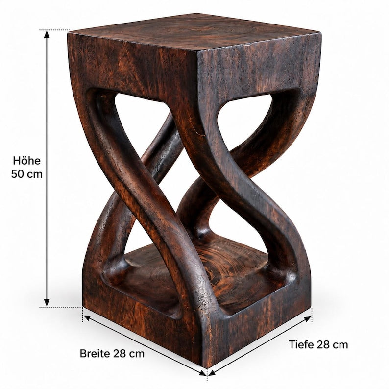 Maße des Beistelltischs: 50 cm hoch, 28 cm breit und 28 cm tief.