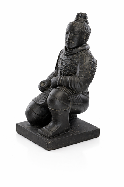 Krieger Statue kniend – Garten Wohnzimmer Deko Skulptur – Wetterfest – Steinoptik Terrakotta Krieger Figur schwarz gold – ca. 50 cm