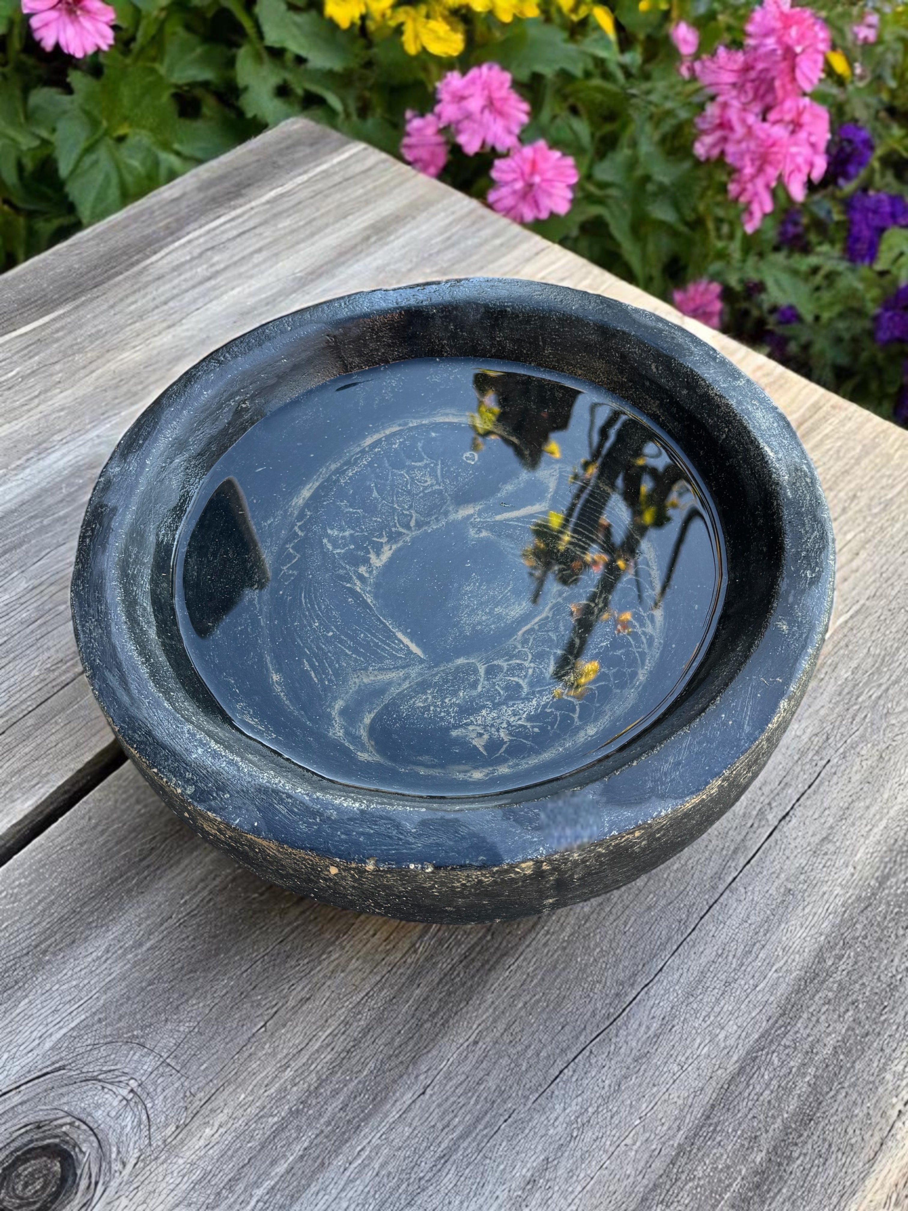 Fischmotiv Wasserschale - Garten Deko Wasserbecken - Wetterfest – Zwei Fische als Motiv aus Stein Schwarz Golden - 15x30x30 cm - FaHome