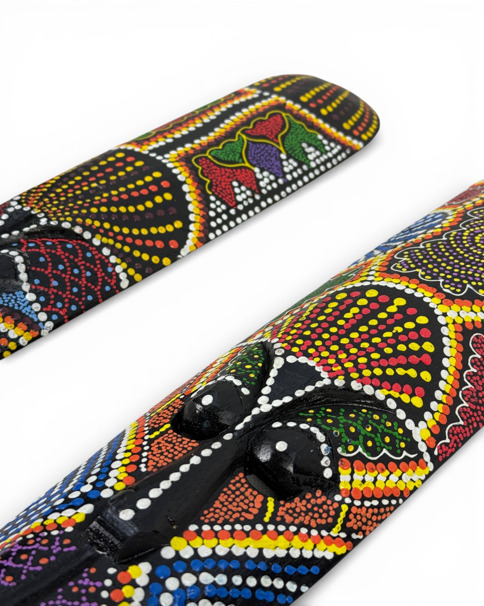 Einzelstücke: Handgefertigte Teakholz-Maske mit farbenfrohem Punktmuster