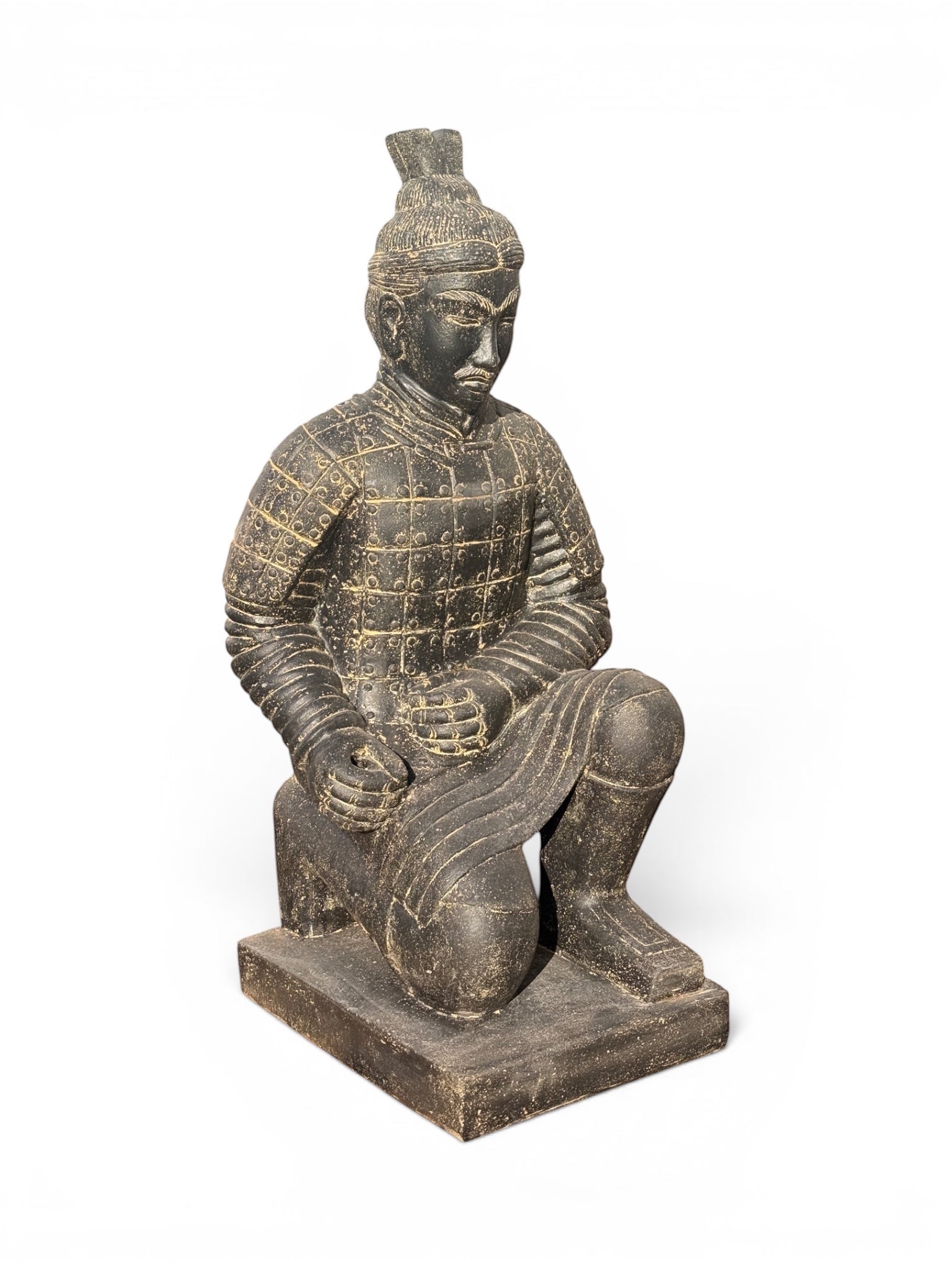 FaHome antike Terrakotta-Krieger-Figur kniend mit Rüstung, dunkle erdige Farbe, rustikale Textur