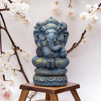 Sculpture de Ganesh - Décoration de pièce - Statue porte-bonheur hindoue à tête d'éléphant - Figurine en pierre bleue - 34 cm