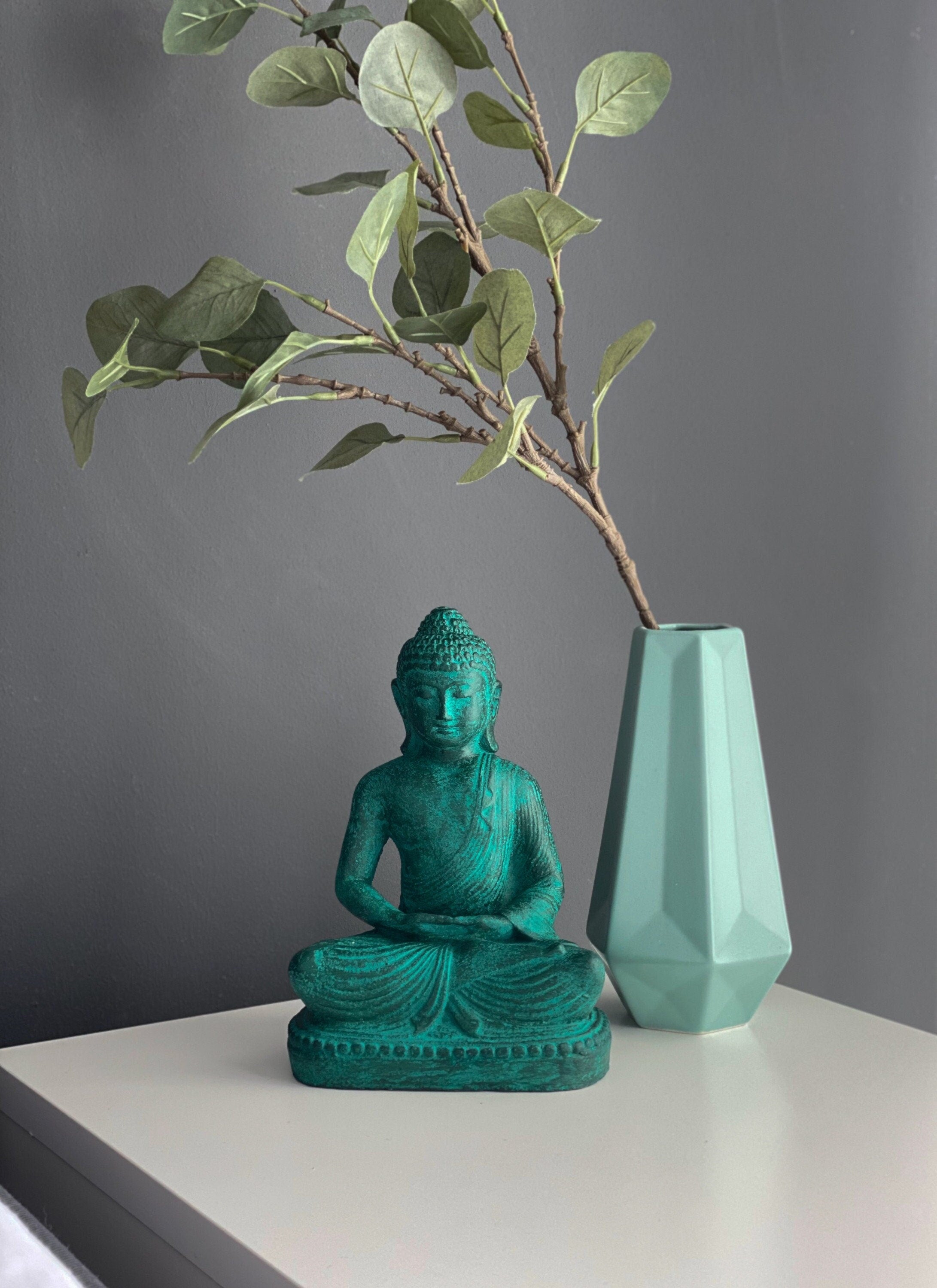 Statue de Bouddha vert en sable de lave : Sculpture assise faite main pour décoration zen, 20 cm